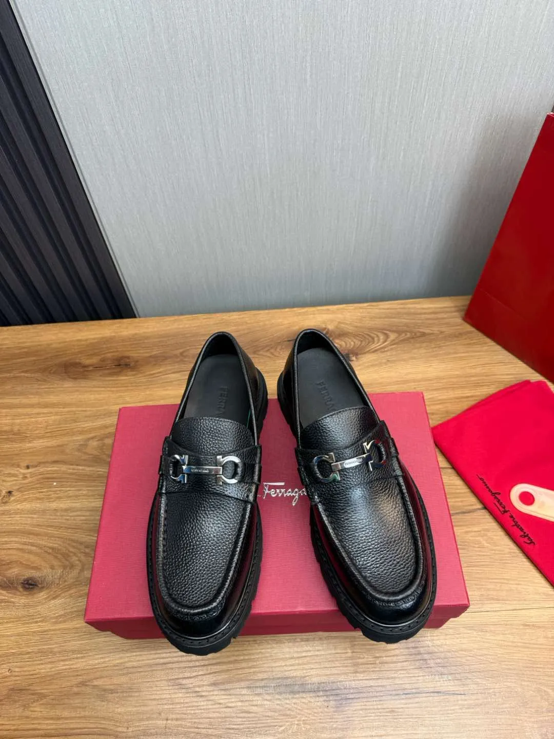Men's shoes 💰880💰 Ferragamo. [Ferragamo] men's thick-soled loafers, the latest hot style, 1:1 original purchase quality, top quality, imported open-edge beaded cowhide leather on the upper, hand-made three-dimensional stitching highlights the round toe design, the inner foot pads are all imported cowhide, with original lightweight foam outsole, matching code 39-44, (38, 45 custom-made, non-refundable)